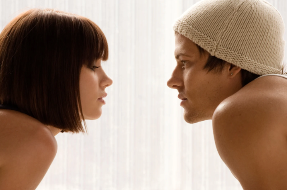 eye contact, brown-ahired lady, smiling woman, starting into eyes, man in a beanie