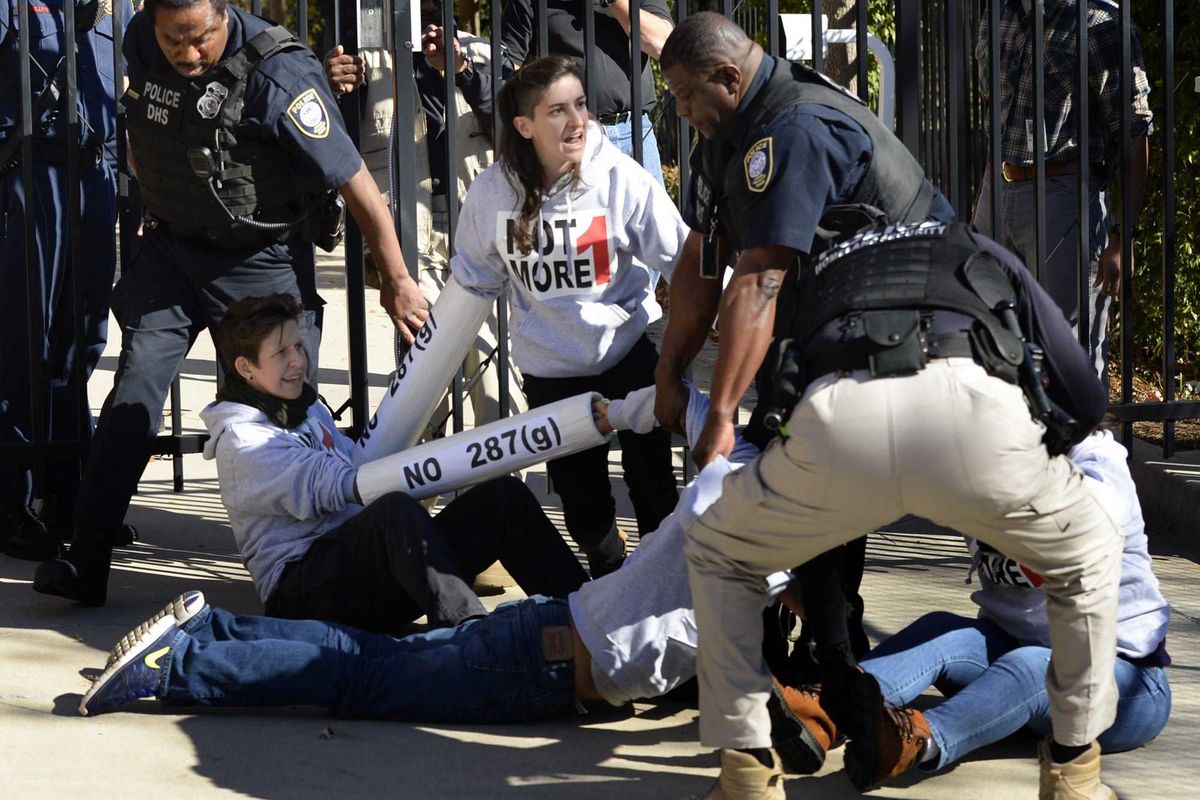 Ora urla a reti unificate contro l’Ice, ma con i morti sotto Obama tutti zitti