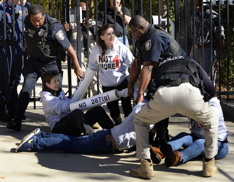 Ora urla a reti unificate contro l’Ice, ma con i morti sotto Obama tutti zitti