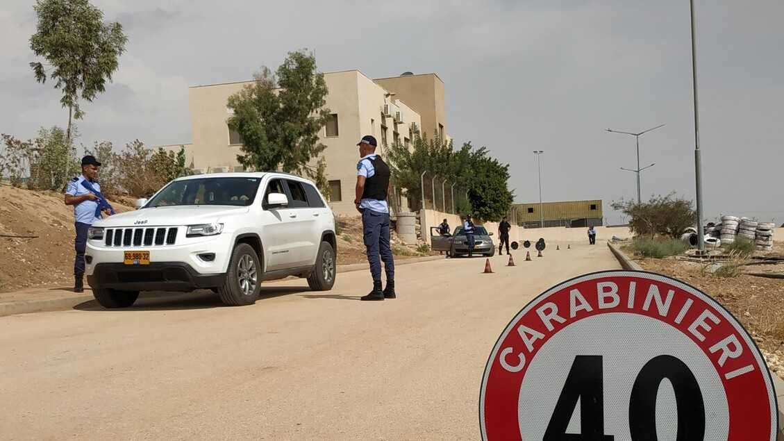 Carabinieri umiliati e minacciati da un colono armato in Cisgiordania