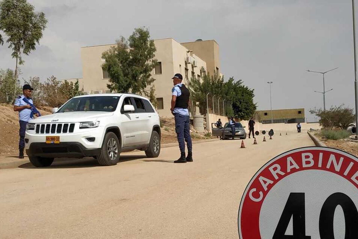 Carabinieri umiliati e minacciati da un colono armato in Cisgiordania