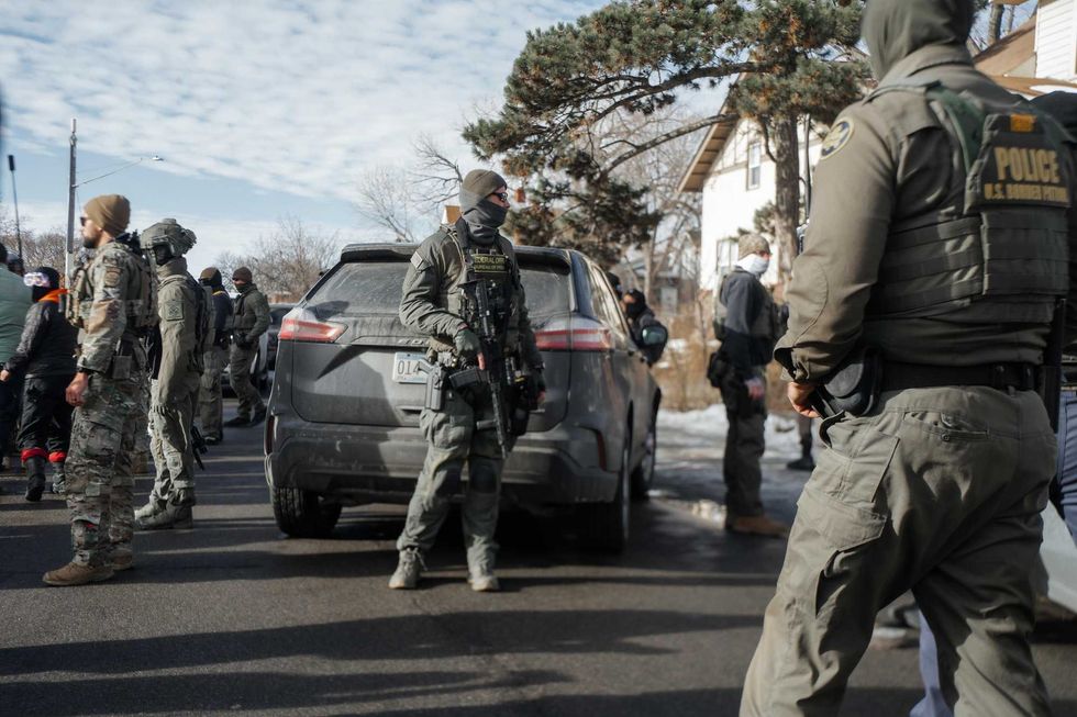 Ice «commissariato». E Trump fa pace col governatore dem