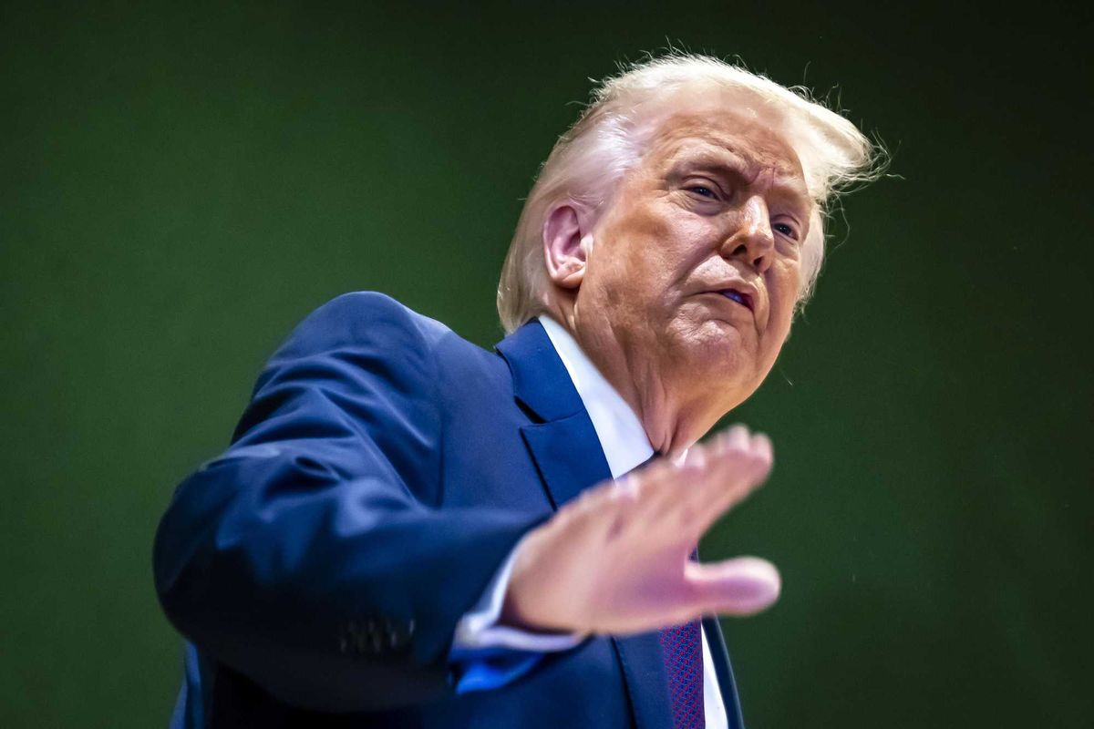 Il narcisista non conquista nulla. Per questo non c’entra con Trump