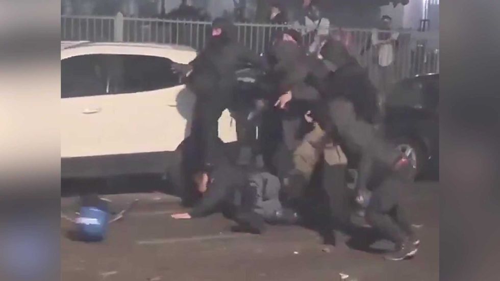 Scontri a Torino, il corteo pro Askatasuna si trasforma in assalto: agente aggredito a martellate