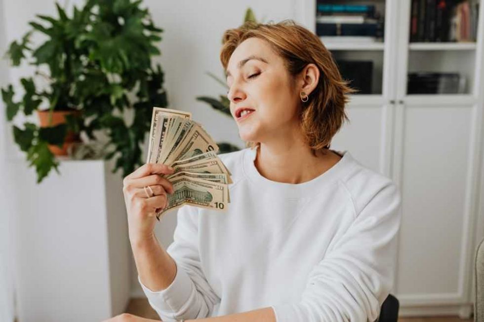 Smart shoppers share the 15 habits that saved them the most money in 2025