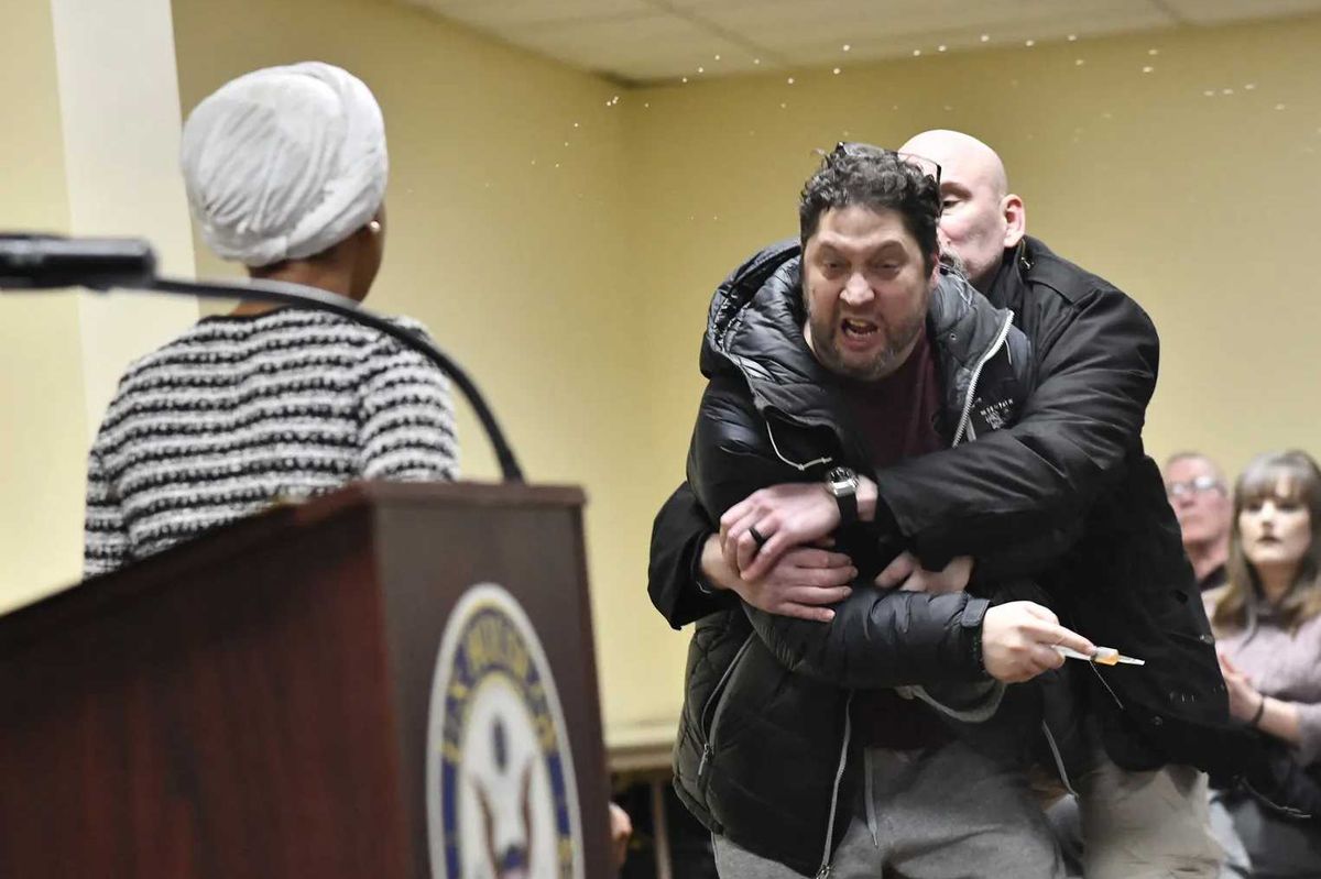 A Minneapolis assalita deputata dem con una siringa piena di aceto di mele