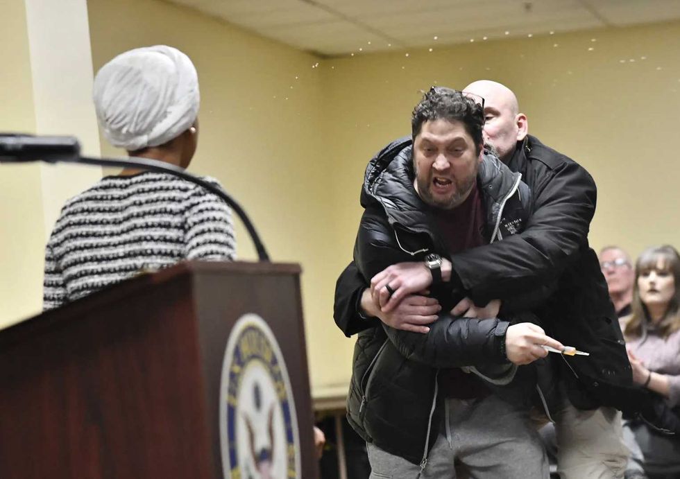 A Minneapolis assalita deputata dem con una siringa piena di aceto di mele