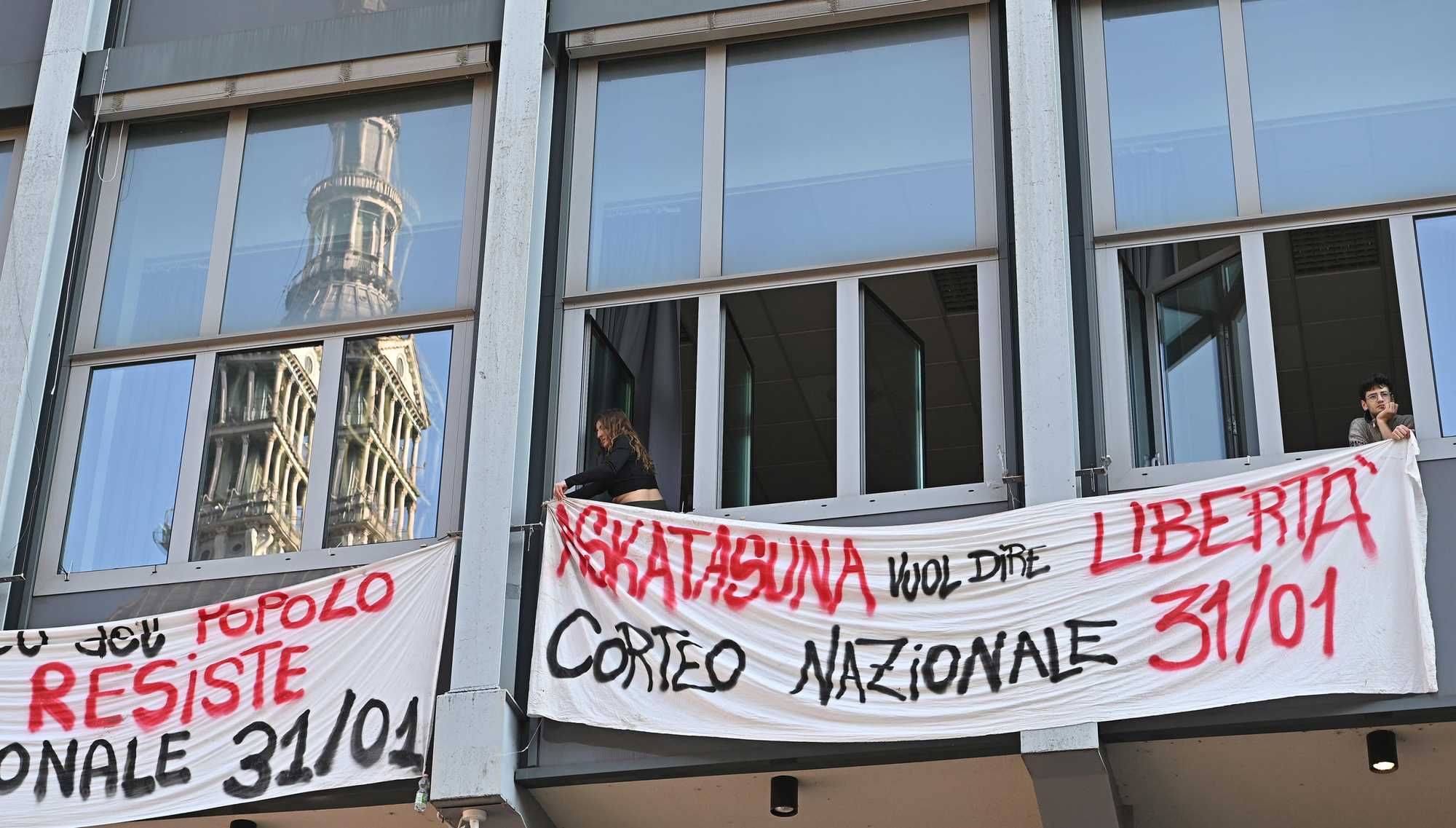 Askatasuna non caccia i violenti e sfida Torino: «Avanti col corteo»