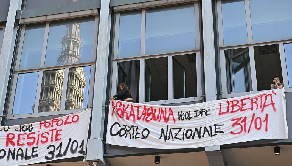 Askatasuna non caccia i violenti e sfida Torino: «Avanti col corteo»