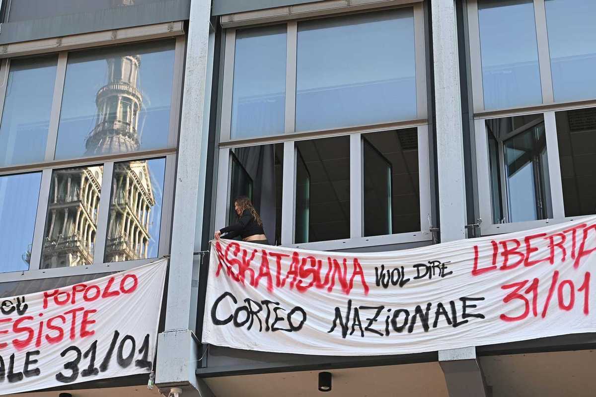 Askatasuna non caccia i violenti e sfida Torino: «Avanti col corteo»