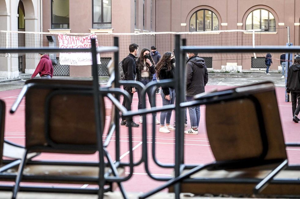 Paranoia e insulti per una «schedatura» che non esiste. Ma la lista rossa è ok