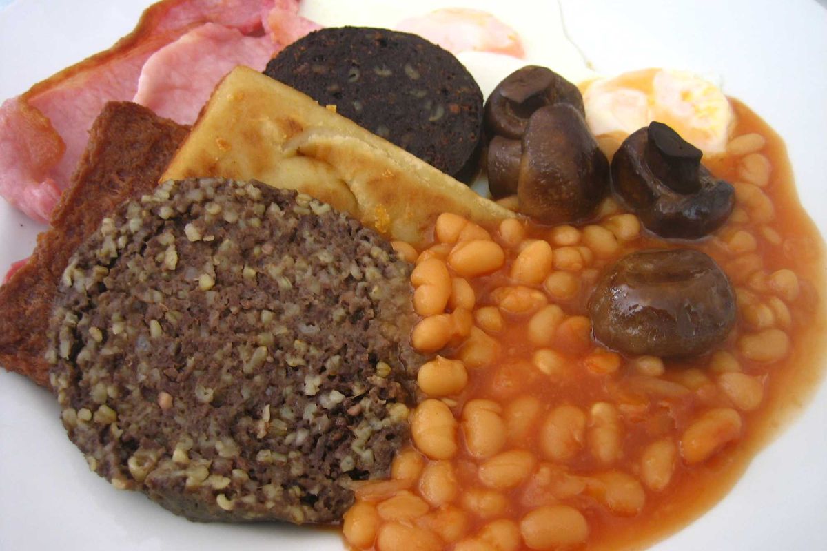 haggis, beans, bacon, english food, scottish food, mushrooms