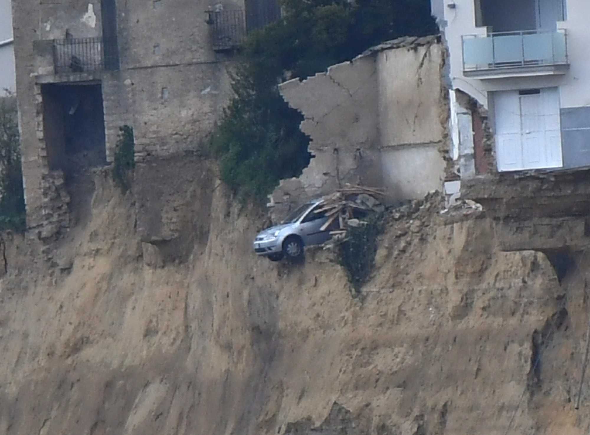 «La frana di Niscemi è peggio del Vajont». Stop a tasse e mutui