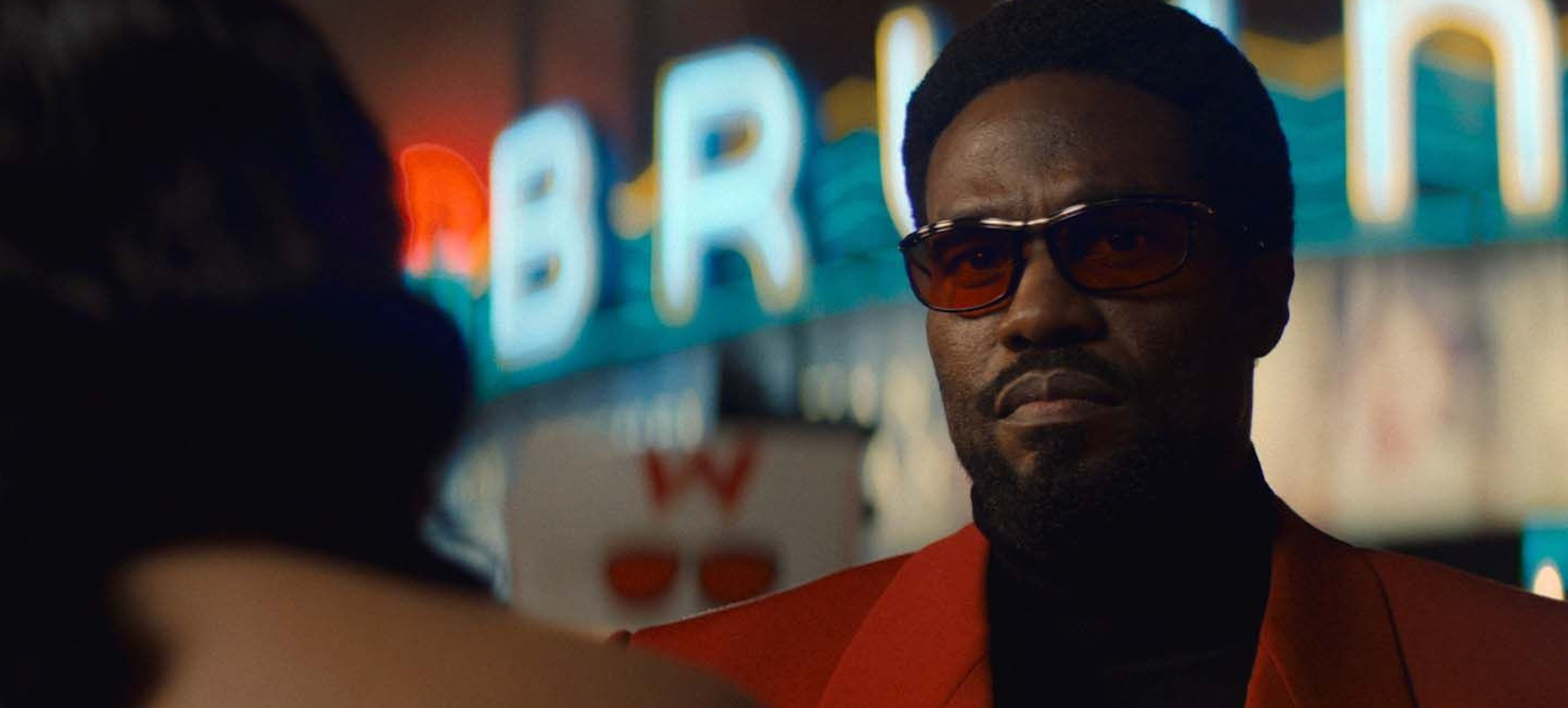 «Wonder Man»: il supereroe nascosto tra realtà e spettacolo