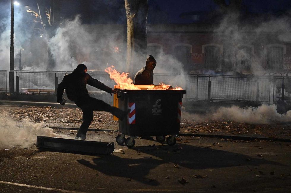 La sinistra condanna le violenze. Poi però se la piglia con il governo