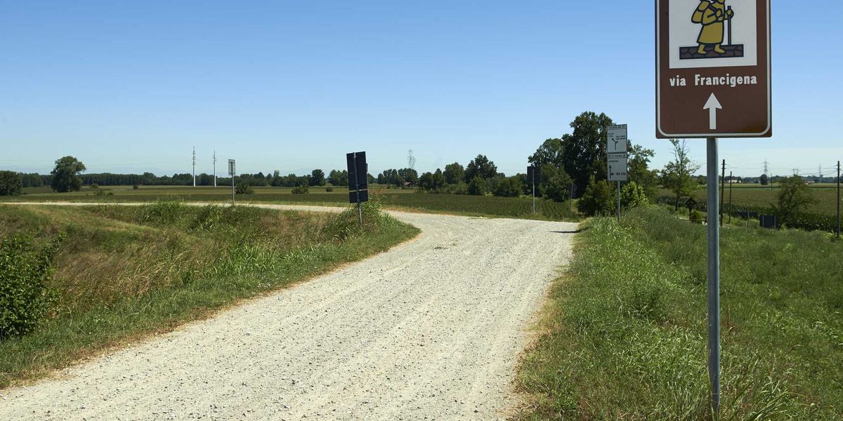 Via Francigena, il viaggio a piedi dentro l’Italia reale