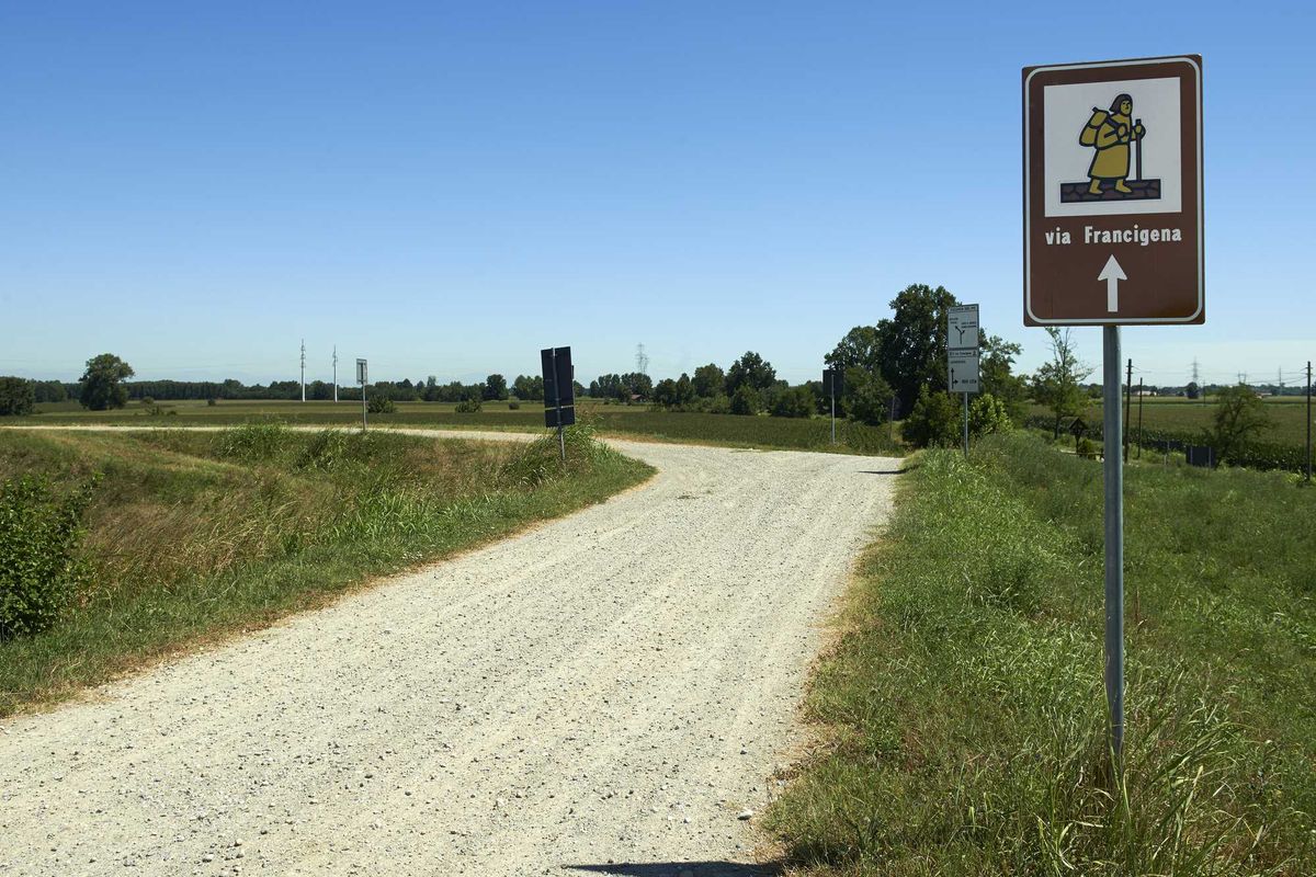 Via Francigena, il viaggio a piedi dentro l’Italia reale