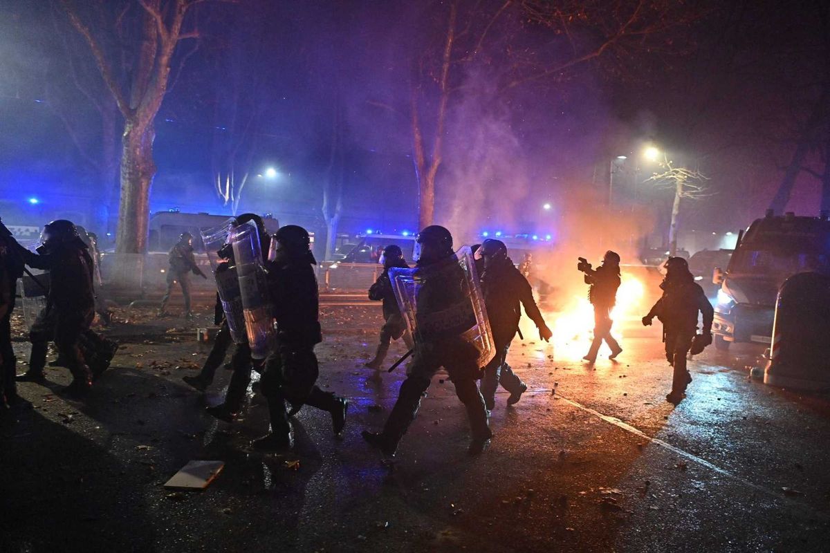 Askatasuna fa paura: agente preso a martellate