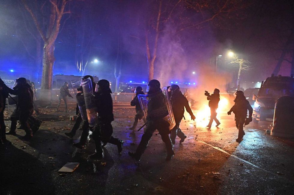 Askatasuna fa paura: agente preso a martellate