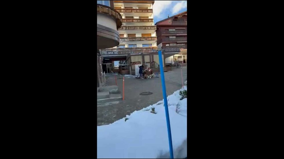 Un mese dopo la tragedia, Crans-Montana cerca di rinascere