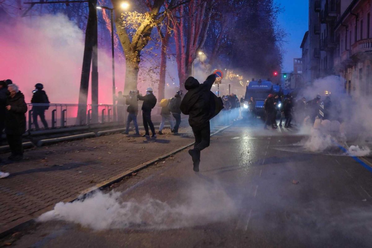 Forze dell’ordine con le mani legate. Oggi quelle libere sono dei picchiatori