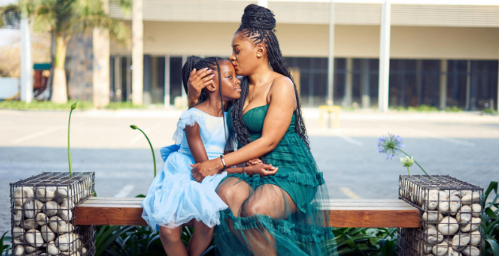 mom, daughter, mom and daughter, mom kiss, family on bench