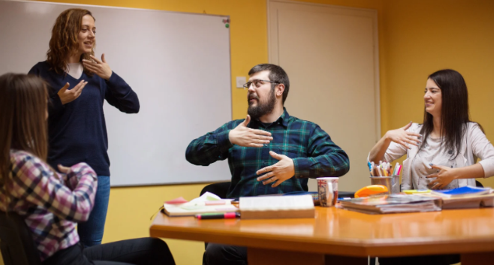 sign language, learning to sign, learning a langiage, classroom, sign language teacher