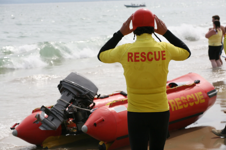 austin appelbee, hero, heroic, heroic teenager, hero teenager, swept out to sea, ocean rescue