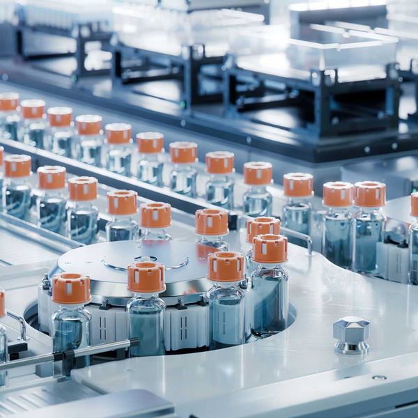 I vaccini anti Covid mRna causano «più danni di quanto la gente pensi»