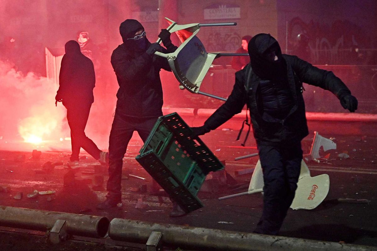 «A Torino c’è stata una guerriglia». Ma i tre arrestati sono già a casa