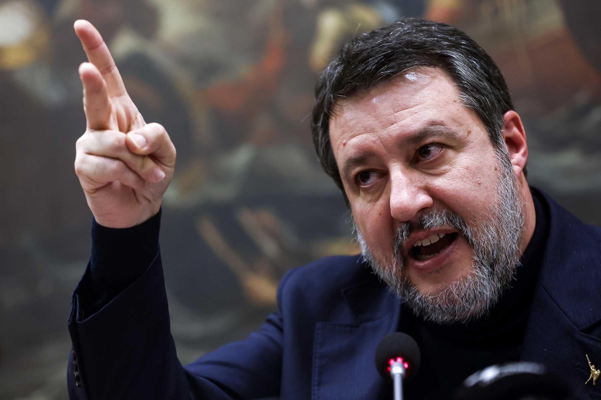 Il capo leghista: «Cambiare casacca fa solo aumentare l’astensionismo»