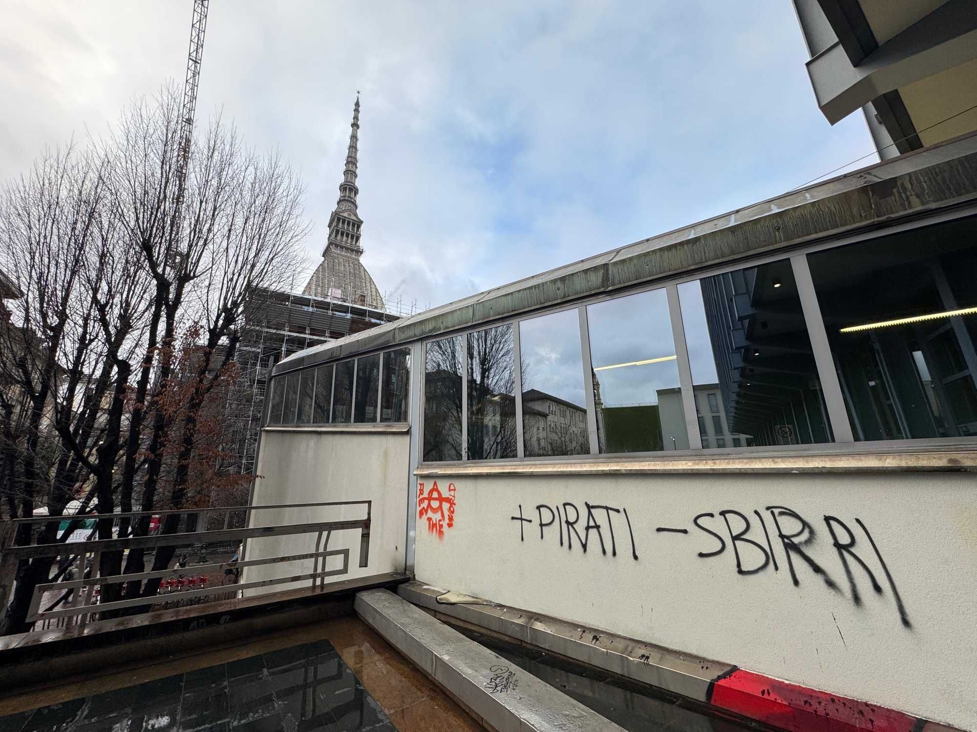 Resa dei conti nell’élite di Torino che fino a ieri ha lisciato i collettivi