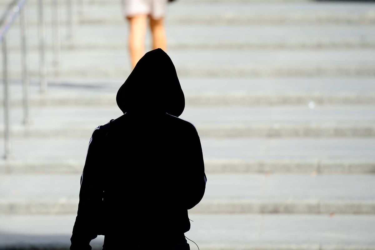 L’ordinaria follia che non ci permette di cacciare via il picchiatore tunisino