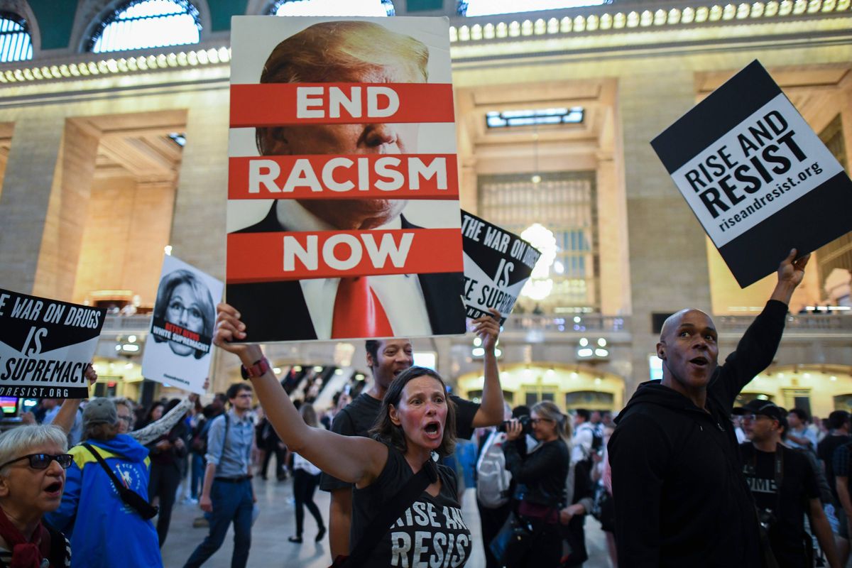 Trumps abscheulicher rassistischer Angriff auf die Obamas ist ...