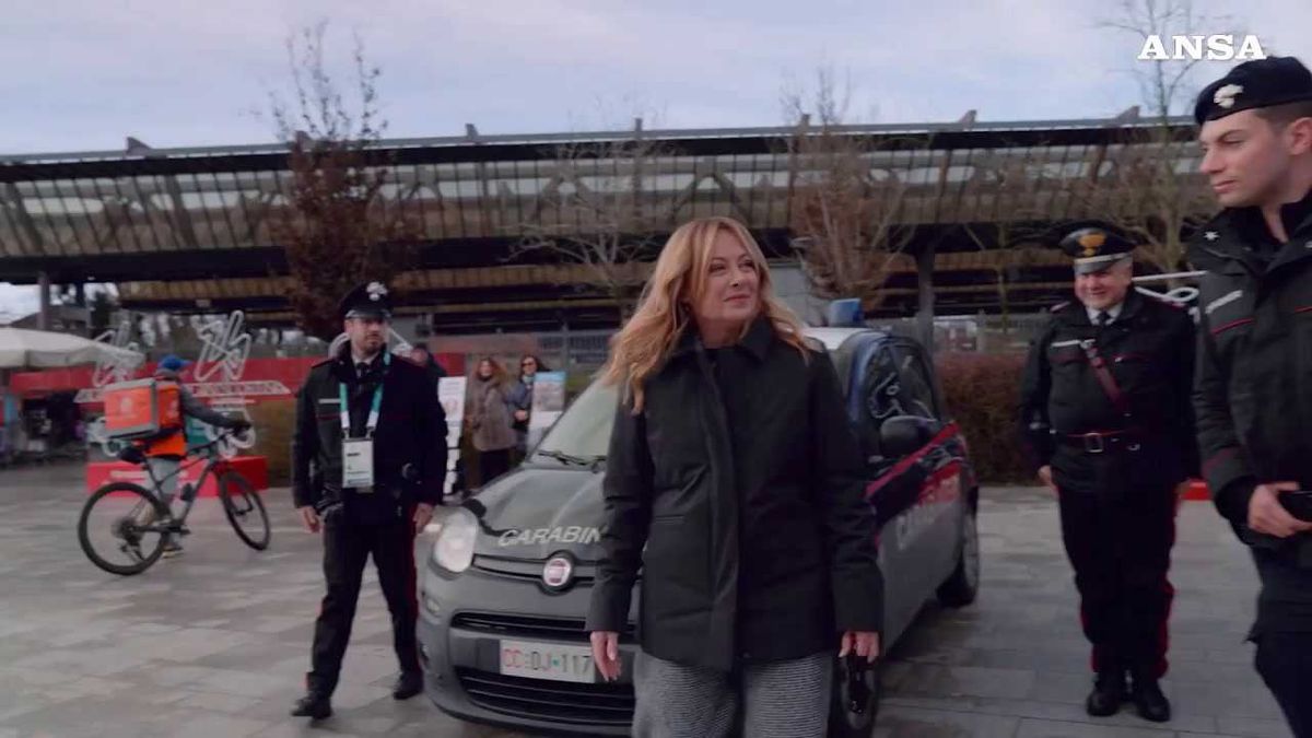 Meloni dai militari a Milano Rogoredo: «Qui per salutare e ringraziare»