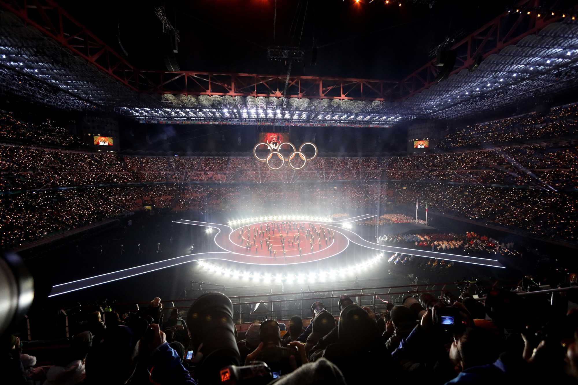 Si accende la fiamma delle Olimpiadi diffuse senza spettacolini queer