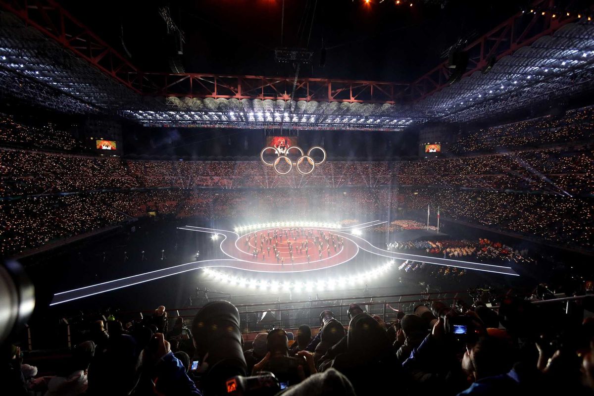 Si accende la fiamma delle Olimpiadi diffuse senza spettacolini queer