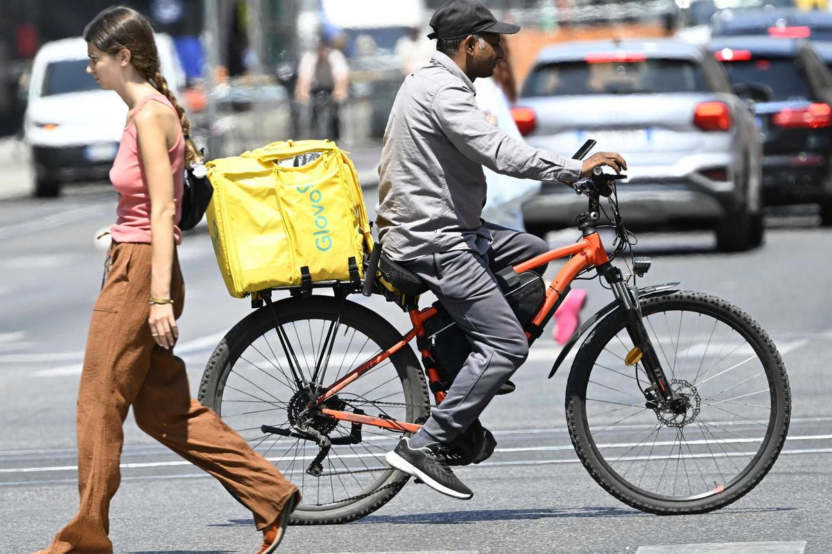 Rider sfruttati: Glovo accusata di caporalato