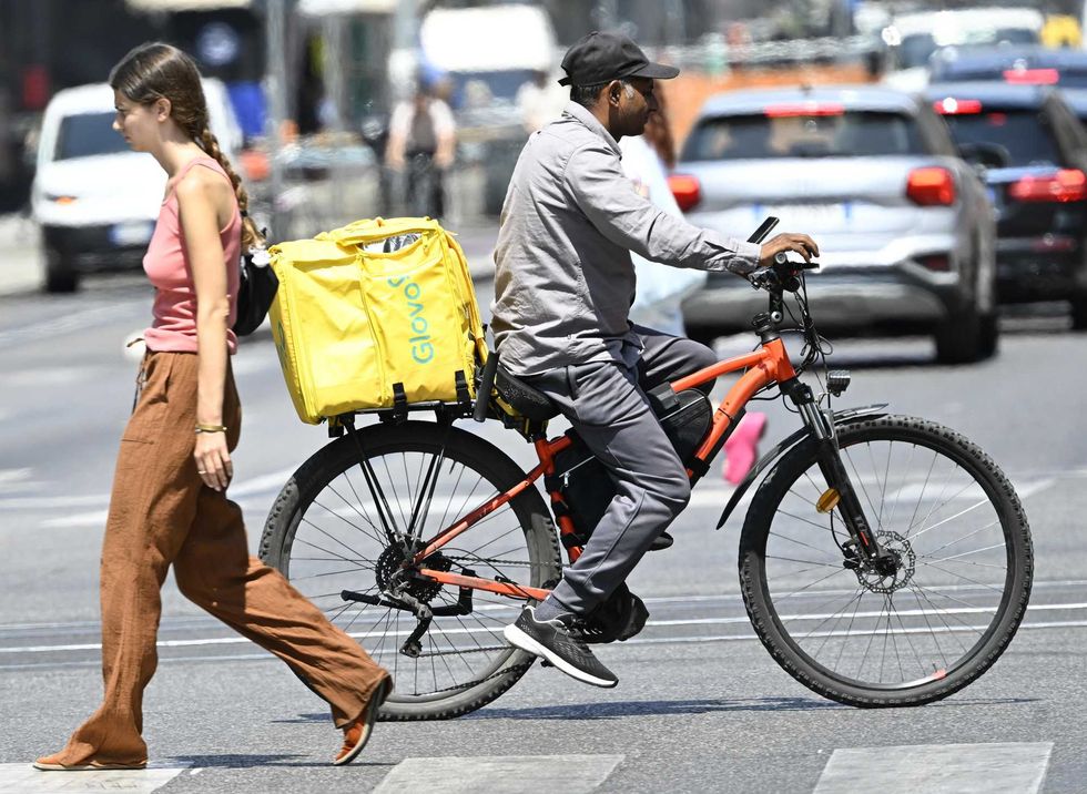 Rider sfruttati: Glovo accusata di caporalato
