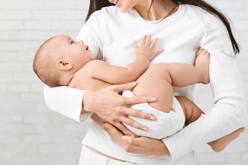 Young woman who 'doesn't want kids' holds a baby for the first time and was so not prepared