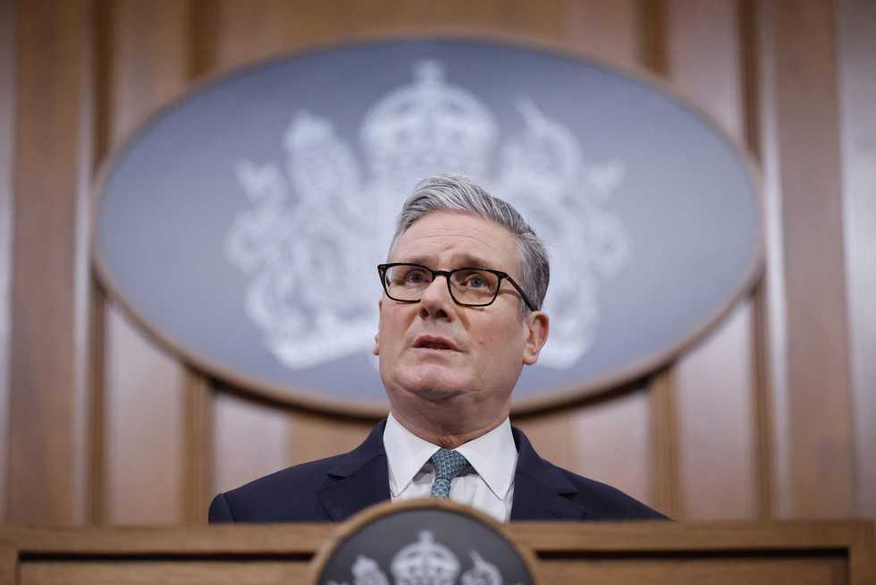 La socia di Epstein: «Grazia o non parlo». Intorno a Starmer dimissioni a catena