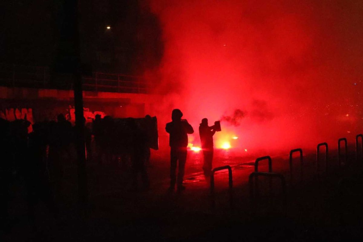 Fuochi ad altezza uomo dai No Giochi. La polizia risponde con gli idranti