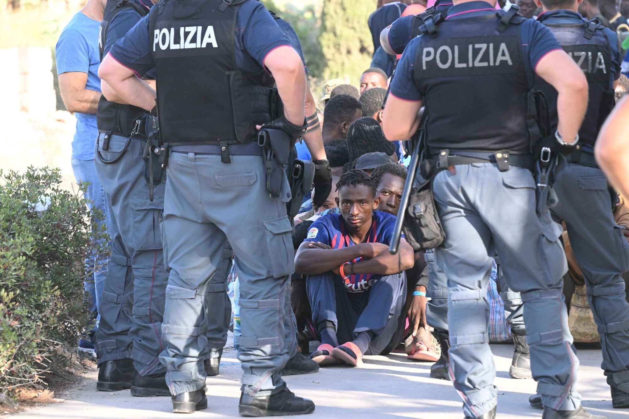 Arriva la stretta sui migranti