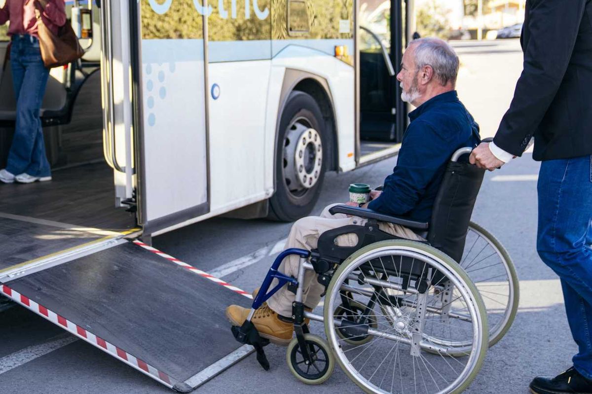 Disabile «senza ticket» cacciato dal bus. Ma i maranza possono viaggiare gratis