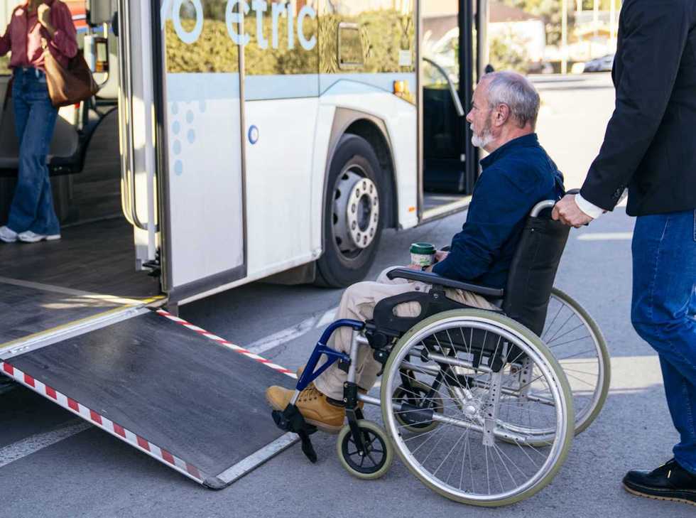 Disabile «senza ticket» cacciato dal bus. Ma i maranza possono viaggiare gratis