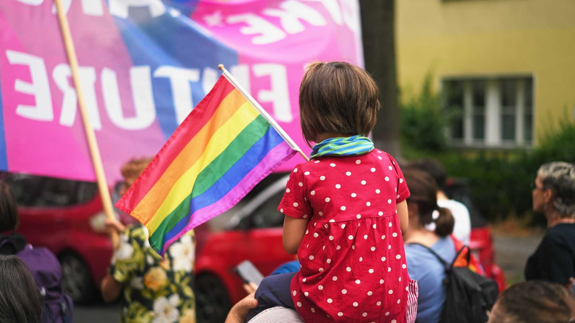 Il governo britannico in crisi per il caso Epstein dice sì al cambio di sesso dai 4 anni