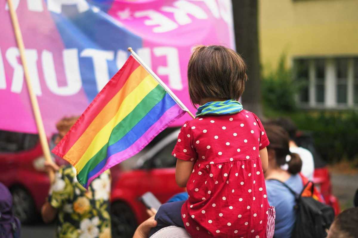 Il governo britannico in crisi per il caso Epstein dice sì al cambio di sesso dai 4 anni