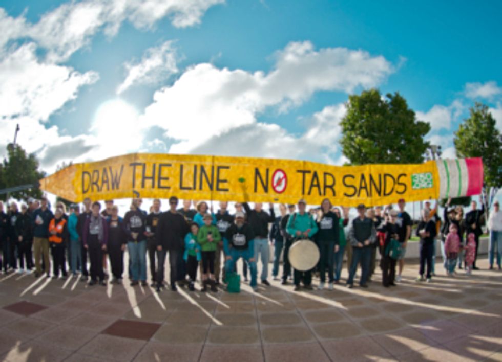 Thousands Draw the Line Protesting the Keystone XL Pipeline