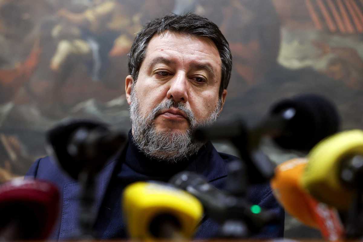Salvini batte la Cgil: sciopero aereo rinviato