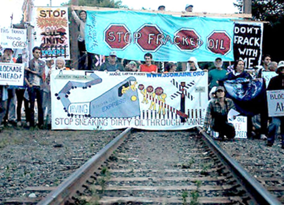 Six Arrested Attempting to Block Oil Train to Canada